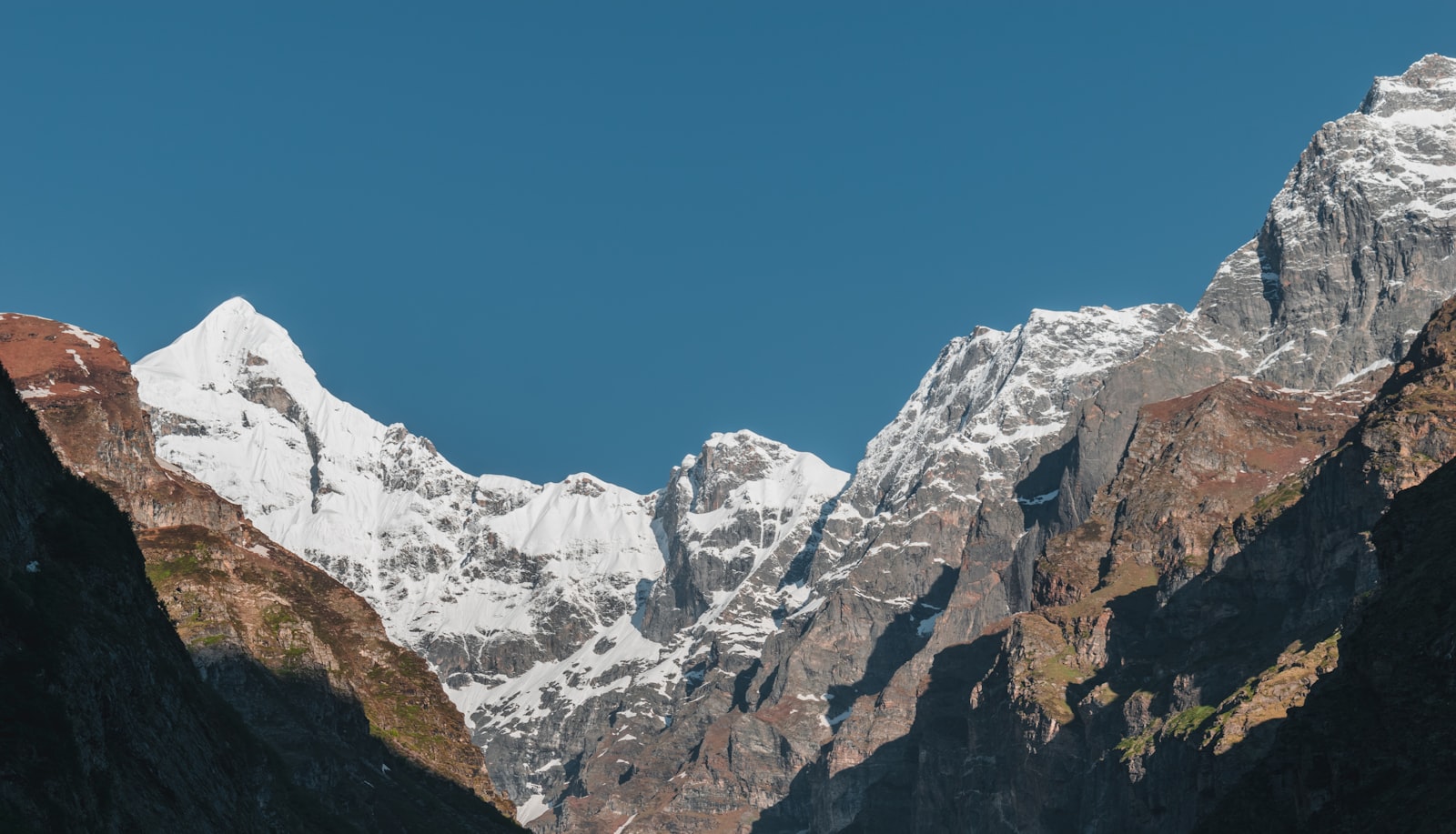 Snow-covered Himalayan peaks above the Gangotri valley